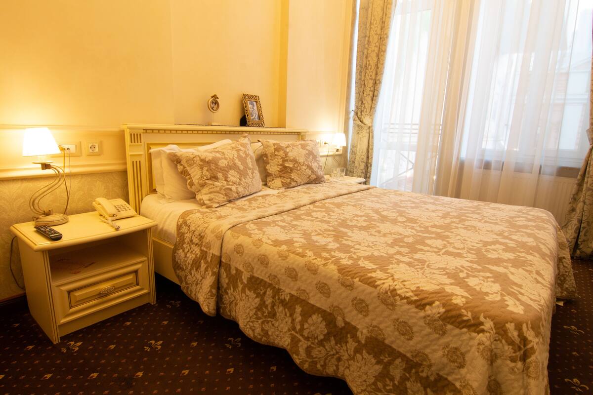 Hypo-allergenic bedding, in-room safe, desk, blackout curtains