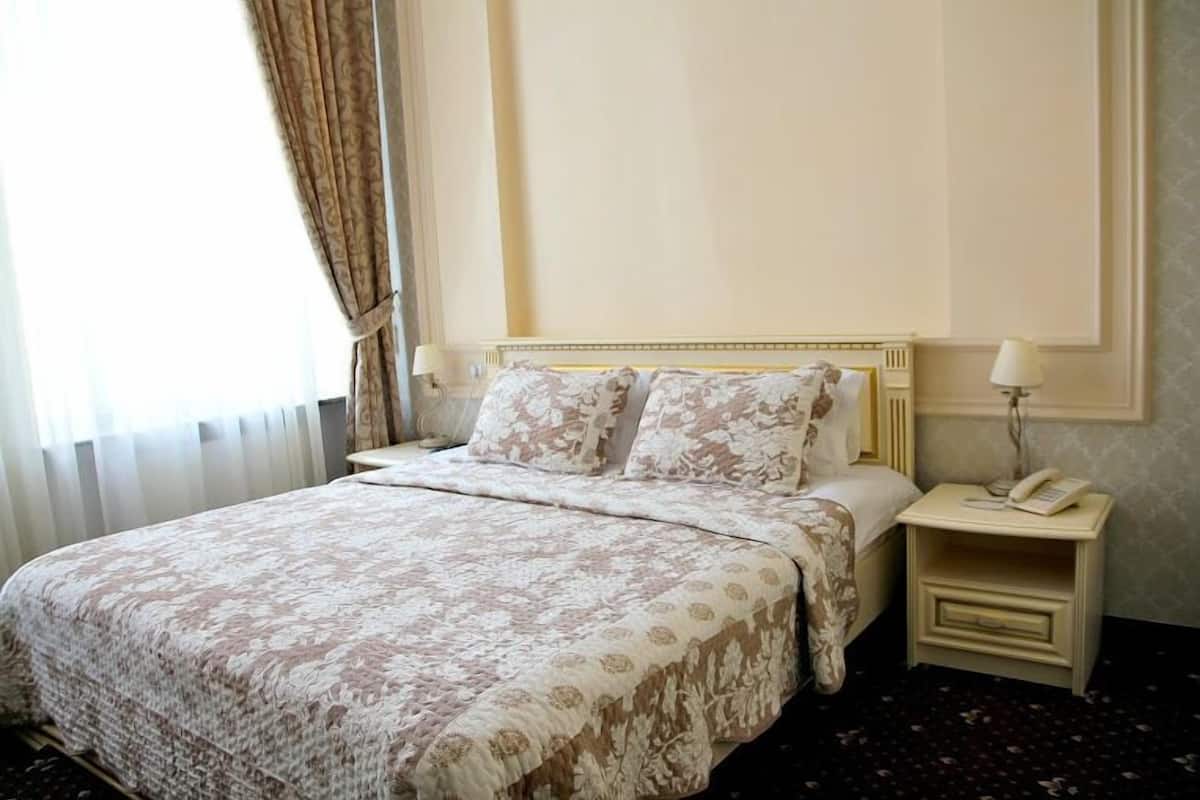 Hypo-allergenic bedding, in-room safe, desk, blackout curtains
