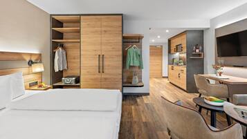 1 Schlafzimmer, hochwertige Bettwaren, Schreibtisch
