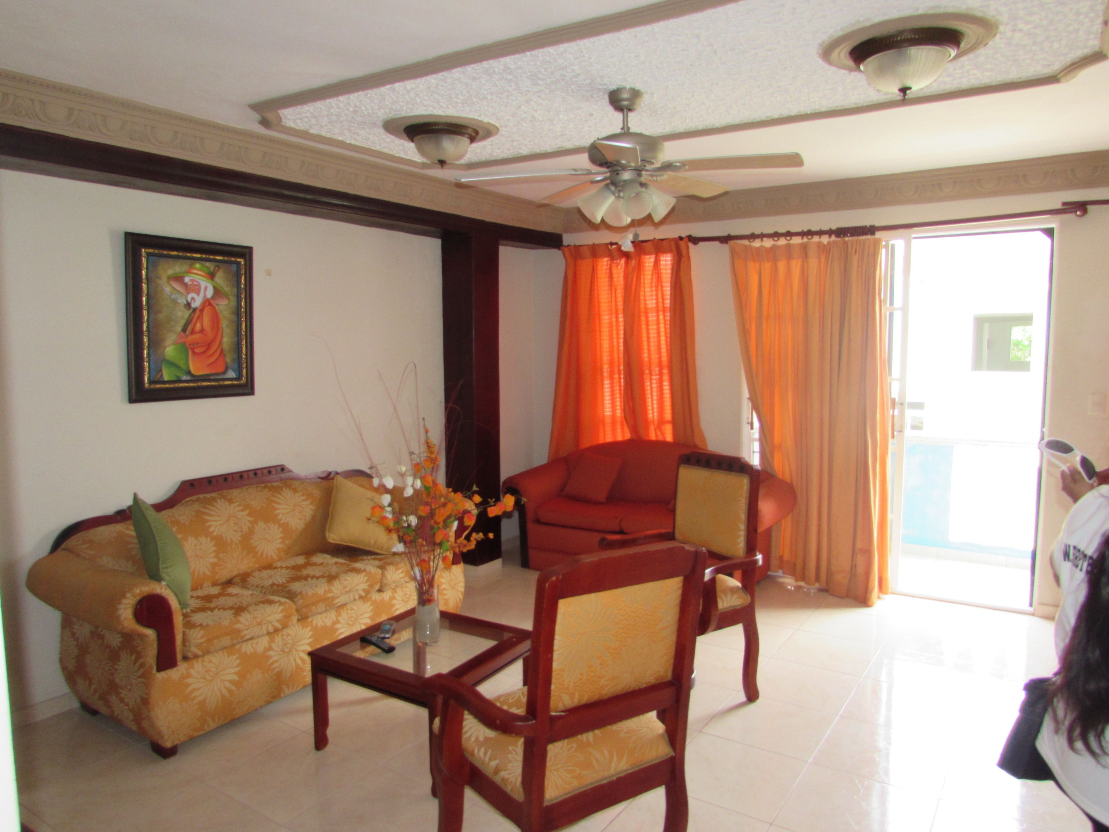 Two Bedroom Bedroom Aparment With Balcony (Upstairs) | Área de sala de estar | Televisión de pantalla plana 