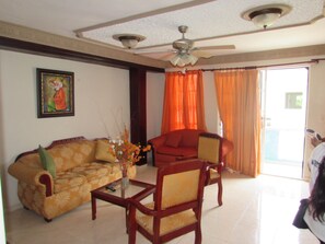 Two Bedroom Bedroom Aparment With Balcony (Upstairs) | Coin séjour