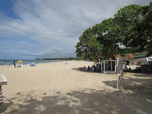 En la playa, playa de arena blanca y pesca
