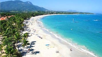 Na praia, areia branca, prática de pesca 