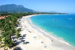 En la playa, playa de arena blanca y pesca