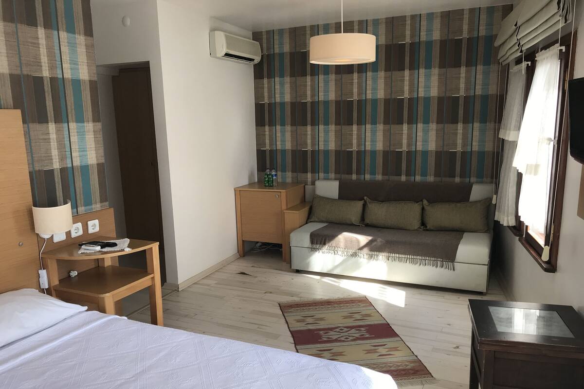 Deluxe Double Room | 1 bedroom, minibar, bed sheets