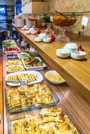 Breakfast buffet - Apollon Hotel (Bozcaada)