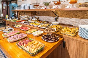 Breakfast buffet - Apollon Hotel (Bozcaada)