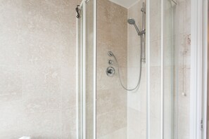 Bathroom shower - Monopoly Accommodations (London)