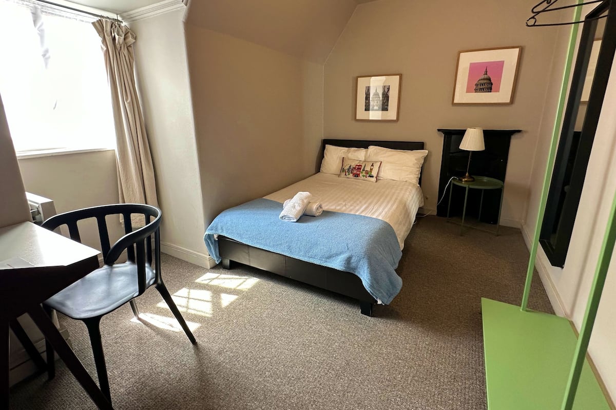 Classic Double Room, Shared Bathroom (15) | Premium bedding, desk, iron/ironing board, free WiFi