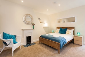 Premium bedding, desk, iron/ironing board, free WiFi - Monopoly Accommodations (London)