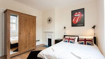 أغطية فراش متميزة ومكتب ومكواة/لوح كي وواي فاي مجانًا