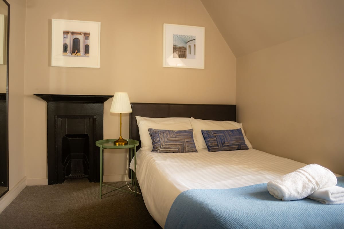 Classic Double Room, Shared Bathroom (10) | Premium bedding, desk, iron/ironing board, free WiFi