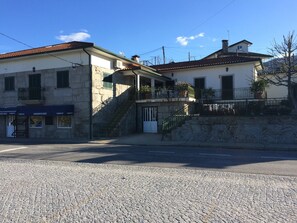 Fachada de la propiedad por la tarde o noche