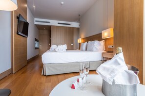 迷你吧、房內夾萬、遮光窗簾/窗簾、隔音