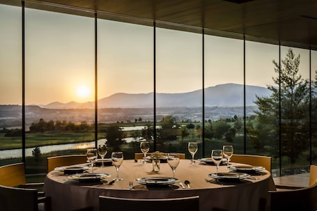 Breakfast, lunch and dinner served . Exe Las Margas Golf