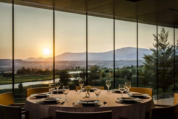 Breakfast, lunch and dinner served