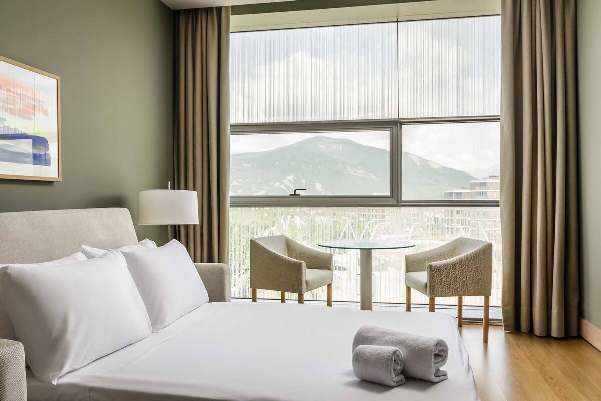 Suite junior (2 PAX) | Minibar, caja fuerte, cortinas opacas y sistema de insonorización