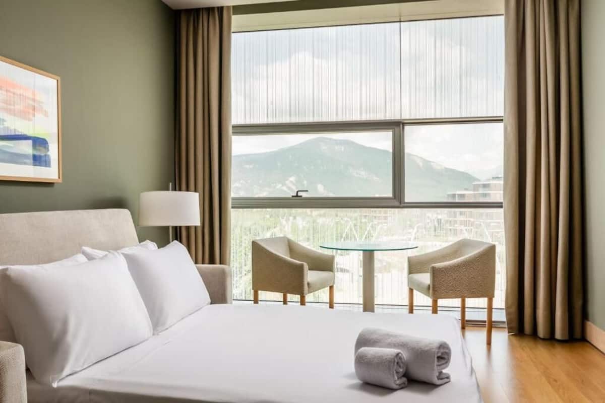 Minibar, caja fuerte, cortinas opacas y sistema de insonorización