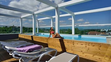 Piscina externa, espreguiçadeiras