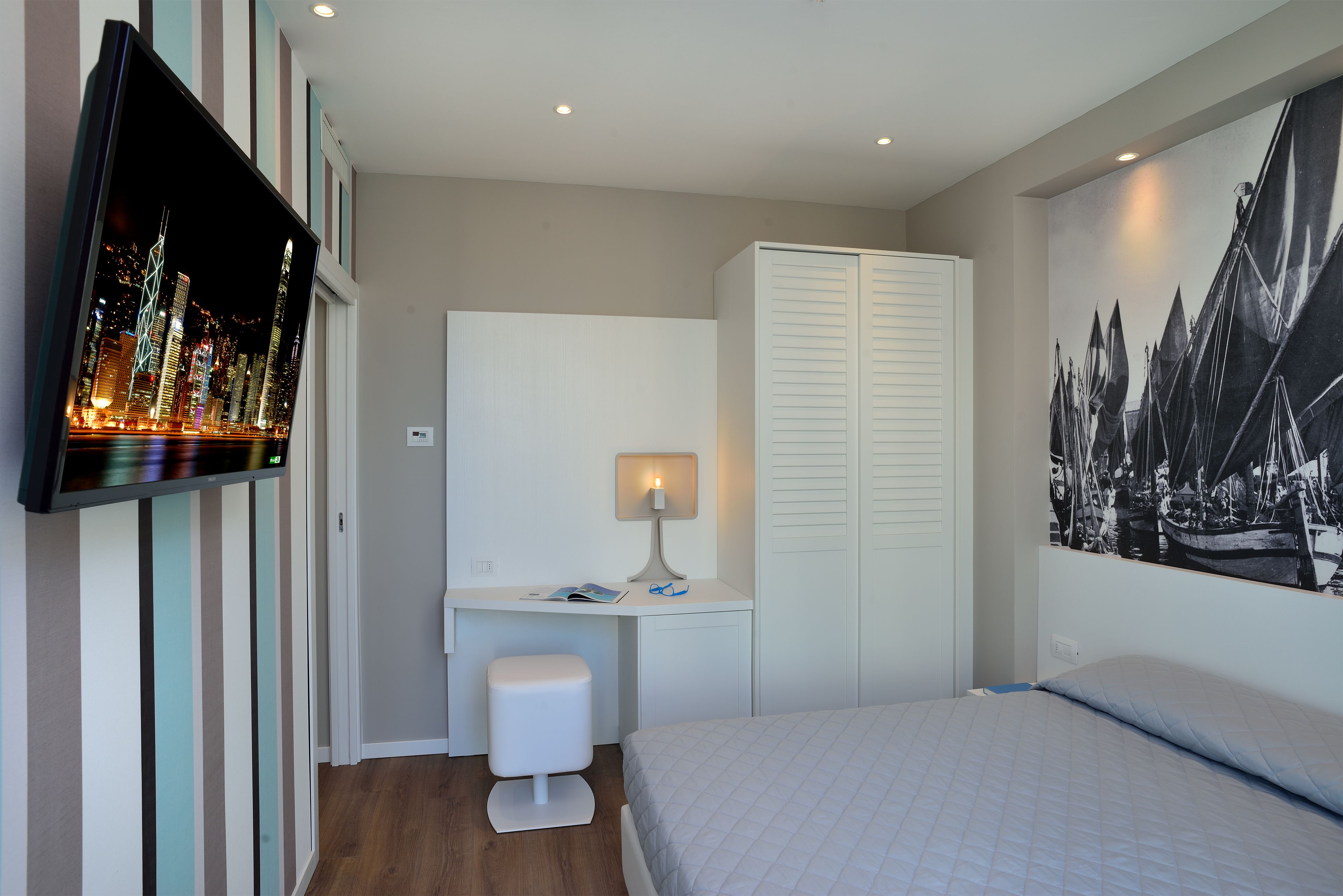 junior suite, balcony | in-room safe, desk, soundproofing, free wifi