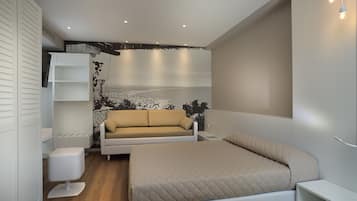 Quarto quádruplo superior, acessível, sacada | Cofres nos quartos, escrivaninha, quartos à prova de som