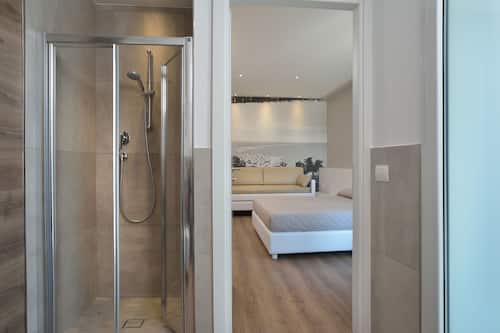 Superior-Vierbettzimmer, barrierefrei, Balkon | Zimmersafe, Schreibtisch, schallisolierte Zimmer, kostenloses WLAN