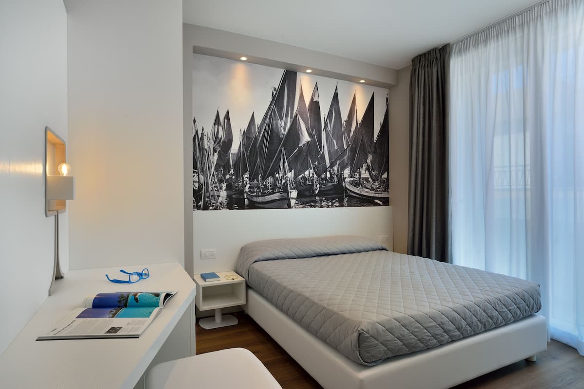 In-room safe, desk, soundproofing, free WiFi