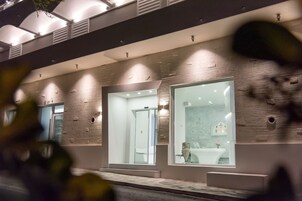 住宿正面 - 傍晚/夜晚