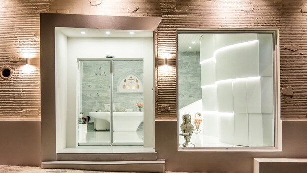 Een moderne badkamer met een douchecabine van glas, een wastafel en een badmeubilair.