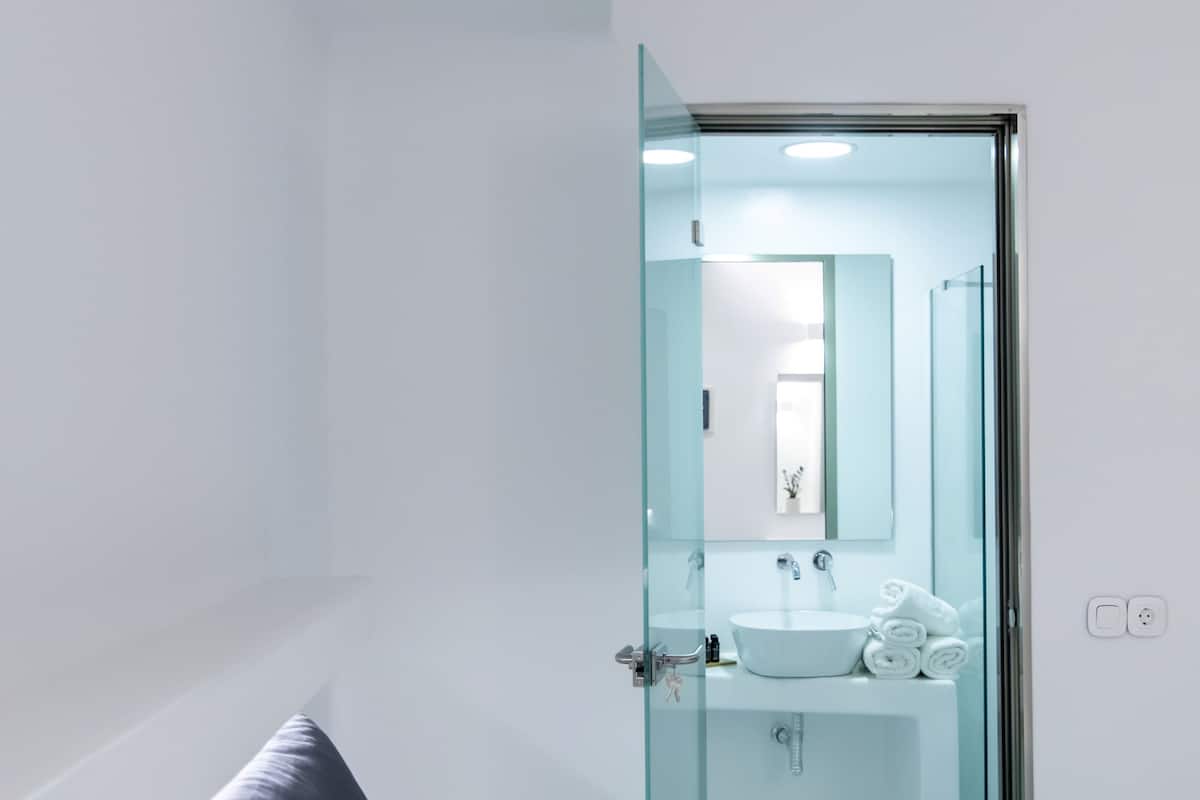 Premium bedding, down duvets, pillow-top beds, minibar