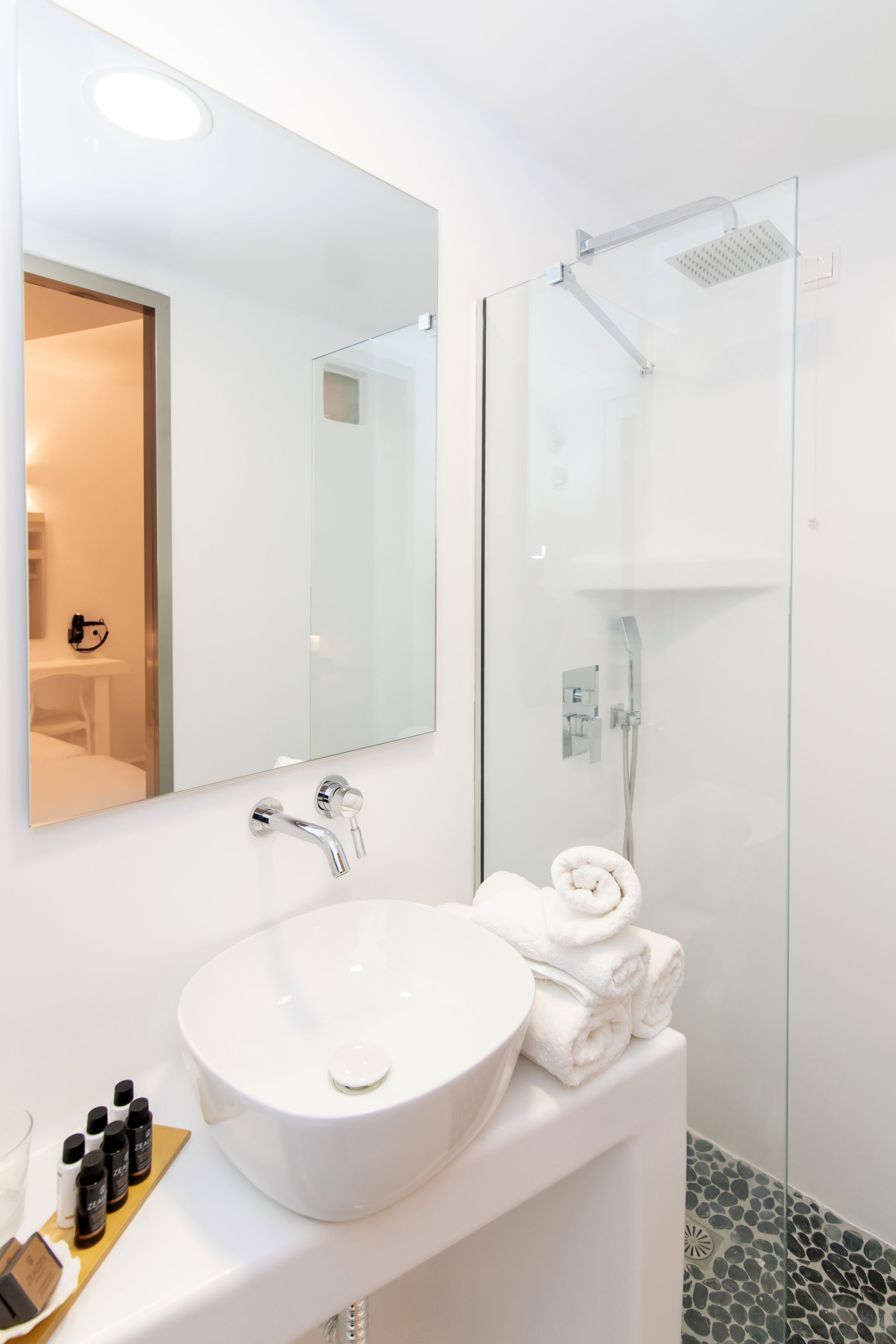 shower, rainfall showerhead, free toiletries, hair dryer