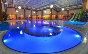 3 Innenpools, 2 Außenpools, Liegestühle