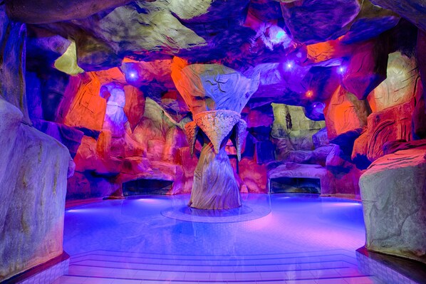 3 Innenpools, 2 Außenpools, Liegestühle