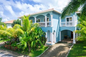 Casa de ciudad, 2 habitaciones, Terraza, vista al jardín | Vista frontal de la propiedad