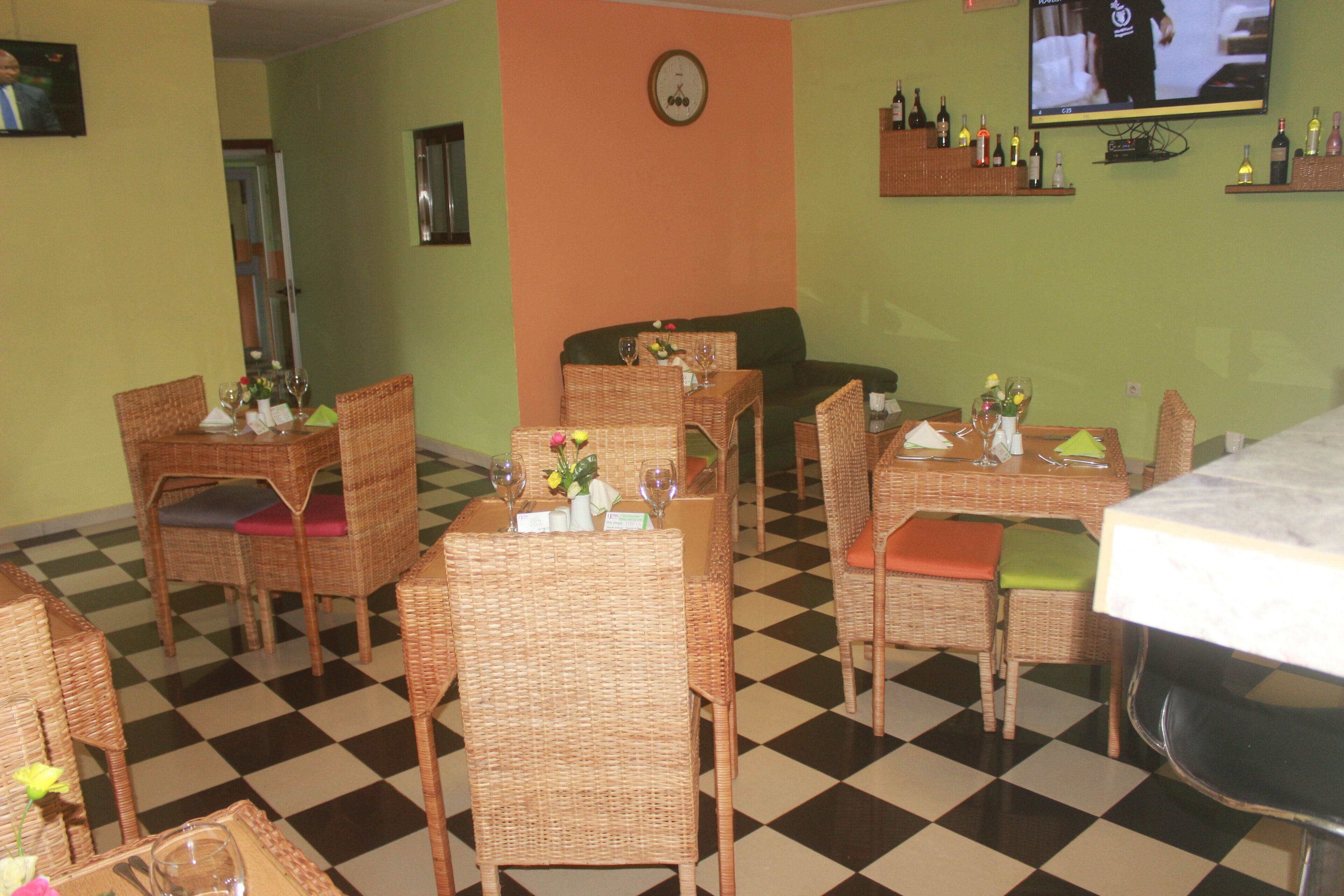 Petit déjeuner, déjeuner et dîner servis sur place