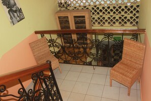 办公桌、遮光窗帘、免费 WiFi