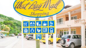 Segnaletica per West Bay Mall Shopping con icone per autonoleggio, ristorazione e servizi bancomat.