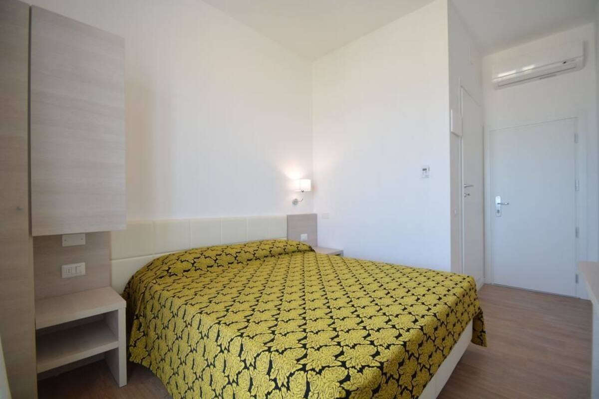 WiFi (free), bed sheets
