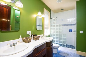 Townhome, 3 Bedrooms, Terrace, Garden View | Bathroom amenities | Towels - Lawson Rock Magnolia House (Roatan)