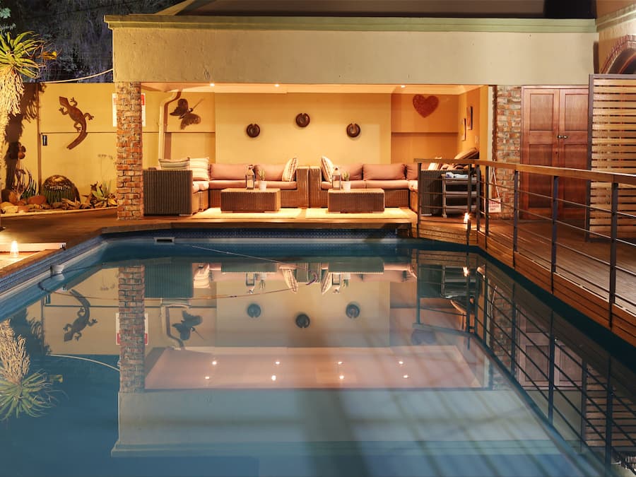 Een buitenzwembad en ligstoelen