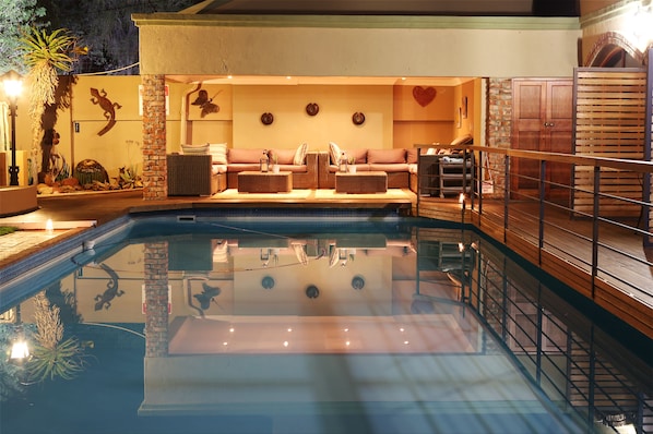 Kolam renang outdoor, dengan kursi berjemur