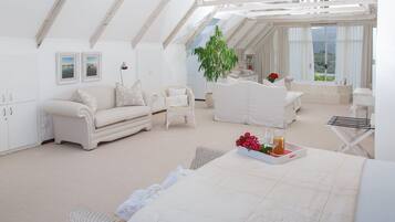 Comfort Penthouse (Ocean Penthouse) | 1 bedroom, in-room safe, free WiFi, bed sheets