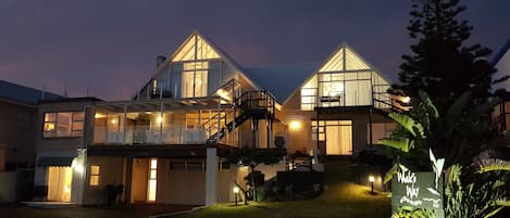 Fachada da propriedade à noite