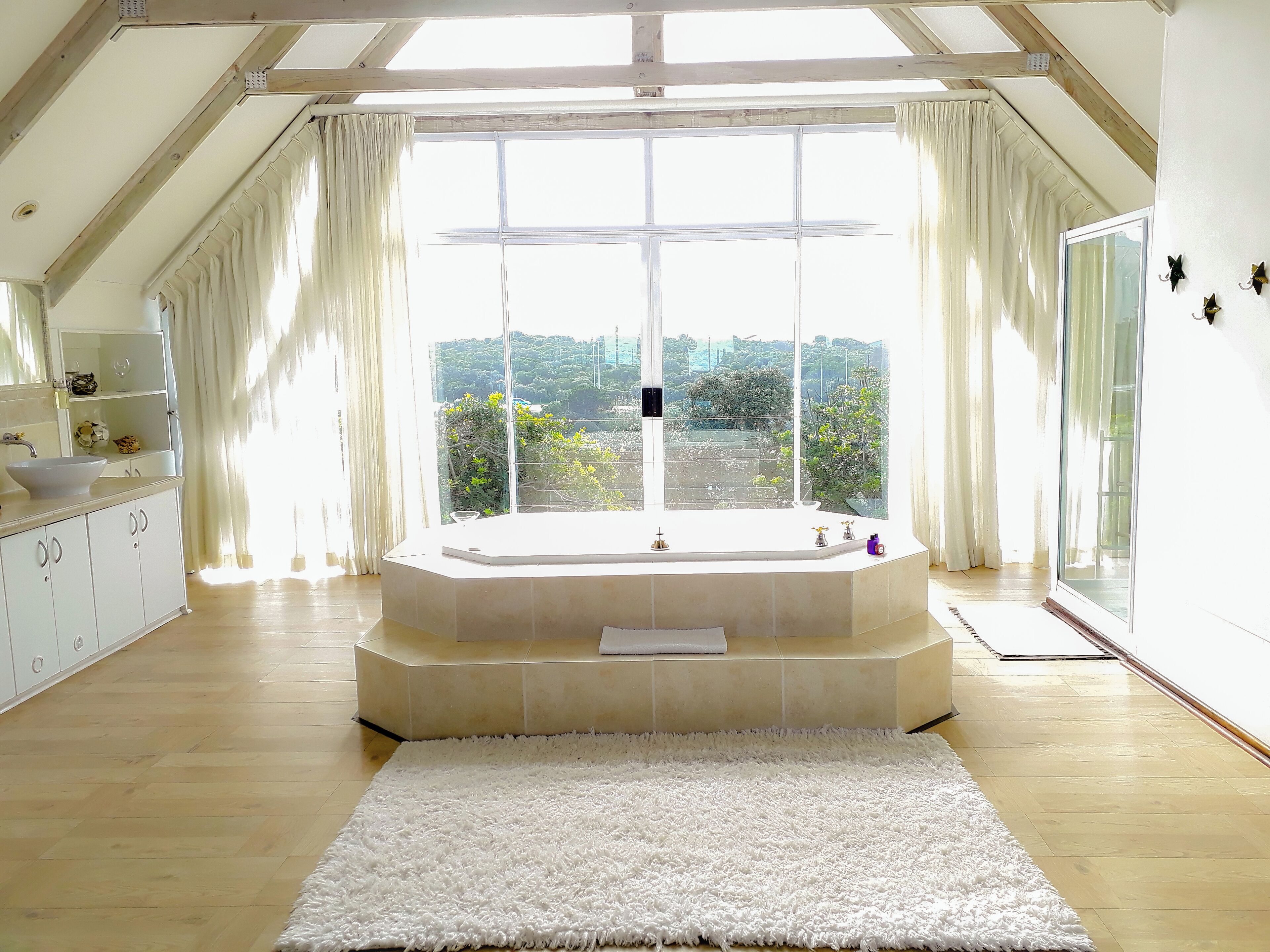 Comfort-Penthouse (Ocean Penthouse) | Badezimmer | Kostenlose Toilettenartikel, Haartrockner, Handtücher, Shampoo