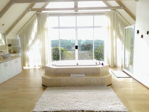 Comfort Penthouse (Ocean Penthouse) | Bathroom | Free toiletries, hair dryer, towels, shampoo - Whales Way Ocean Retreat (Wilderness)