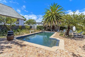 Outdoor pool - Stellendal Guest House (Cape Town)