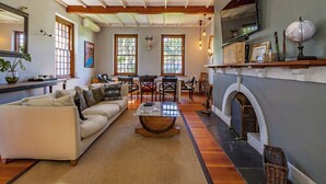 Lobby-lounge