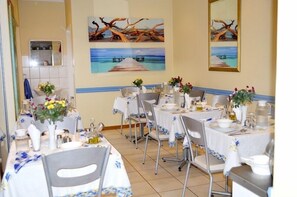 Aperto a colazione, pranzo e cena, cucina regionale 