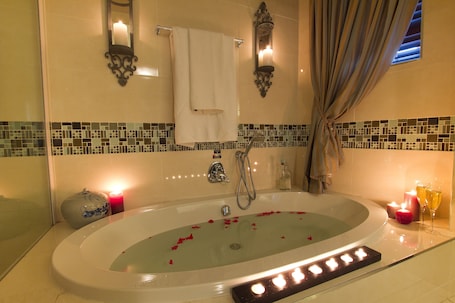 Luxury Room (Shades of Blue ) | Bathroom. Arum Place Guest House