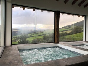 Bañera de hidromasaje cubierta